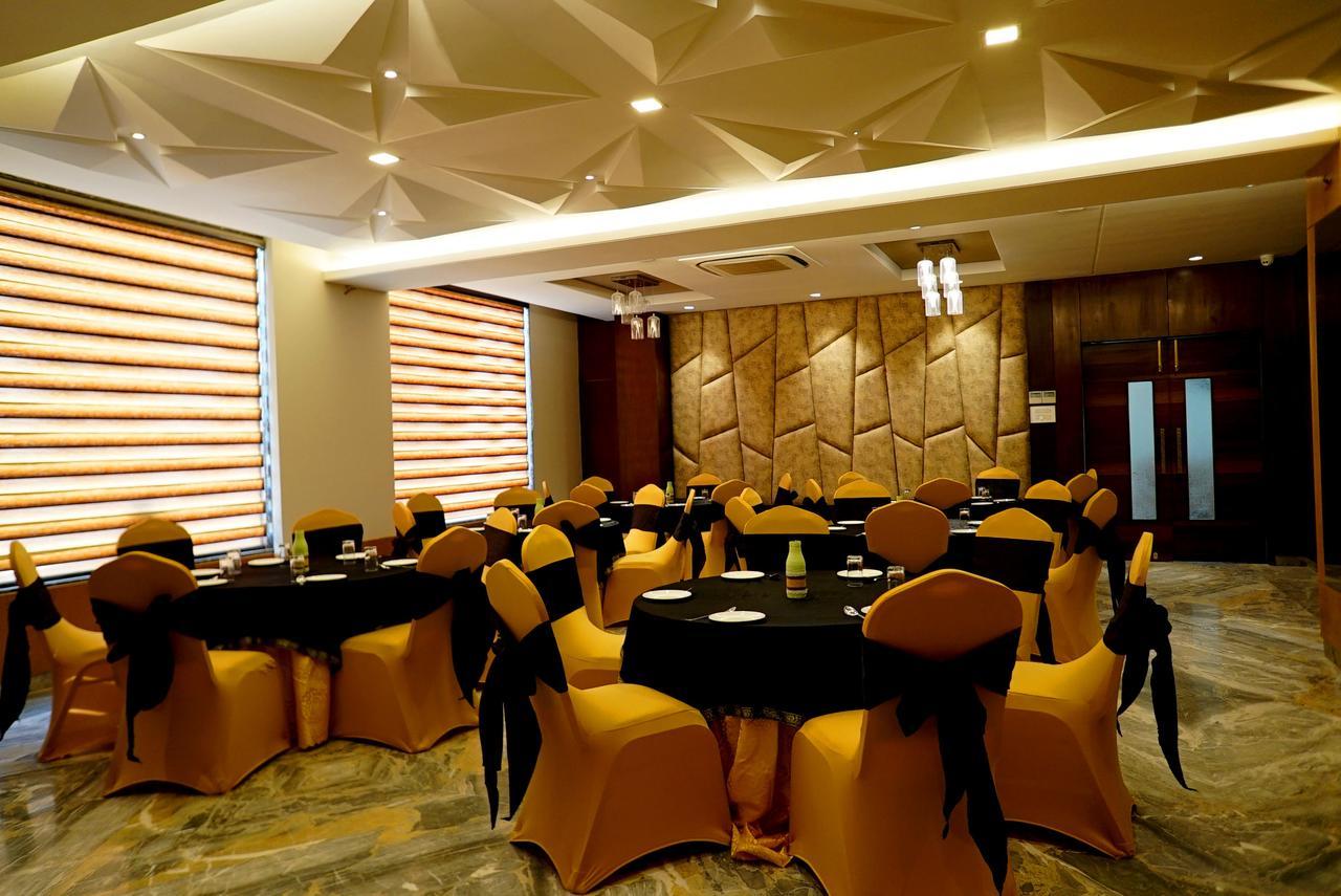 The Mystic Palms Hotel Mathura Eksteriør billede